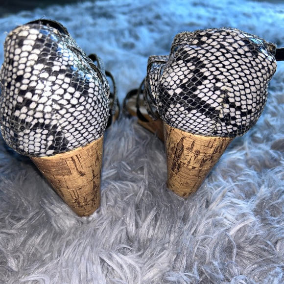 Aerosoles Broomstick Snake Print Leather Wedge strappy Sandals Women's 7.5 - Picture 6 of 9